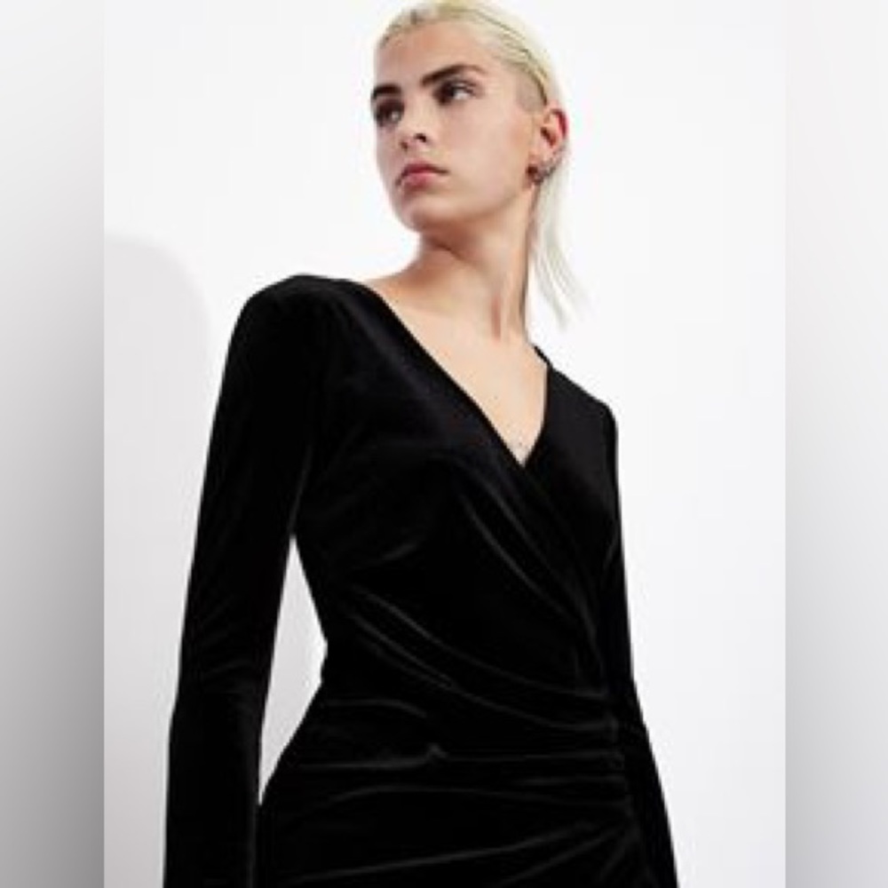 Emporio Armani Midi dress V neck
Stretch velvet Fabric. Used but good condition